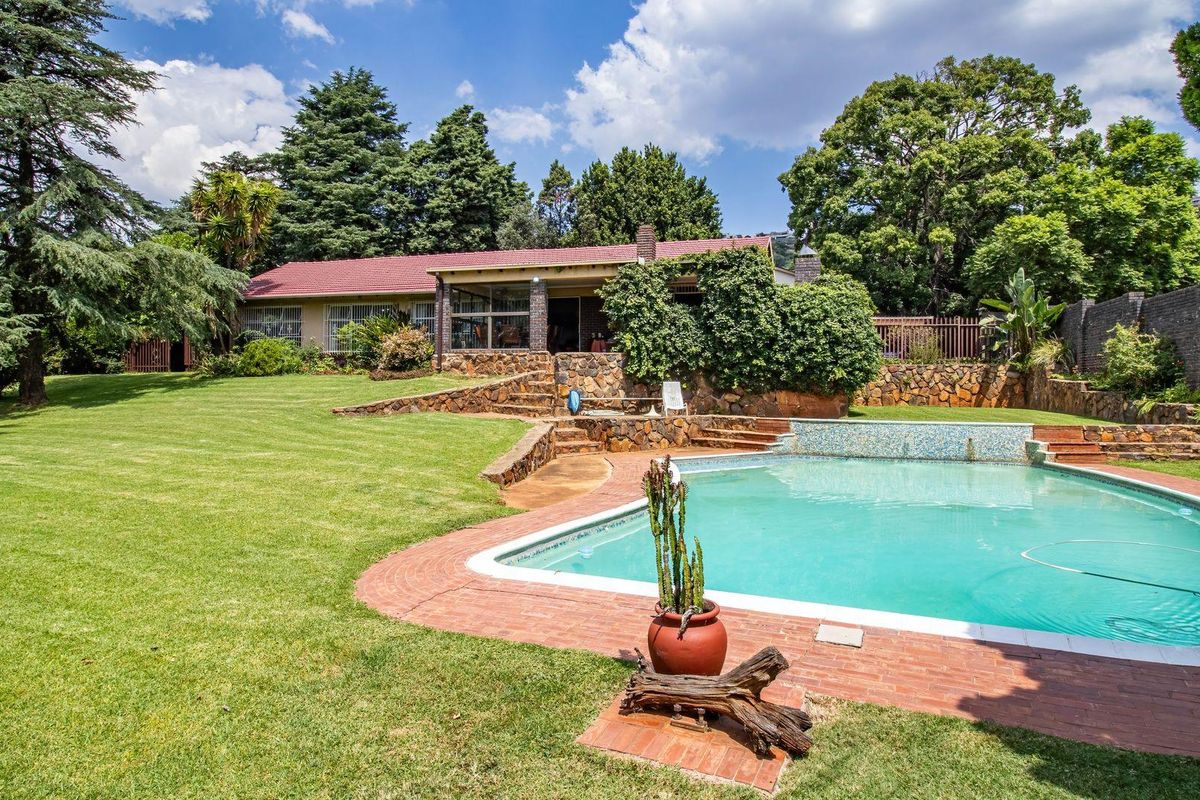 Spacious 4-Bedroom Family Home on a 2,136m2 Corner Stand in Northcliff - Photo 4