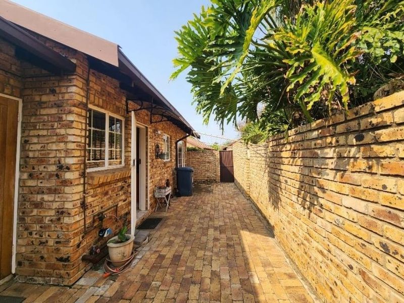 2 bedroom townhouse in sought after complex - Photo 8