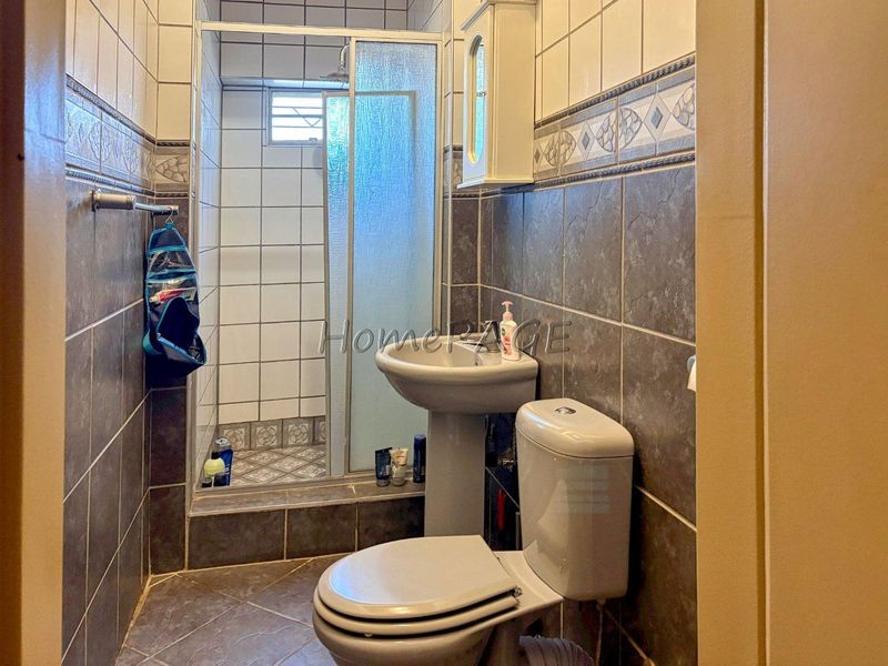 Otjiwarongo:  4 Bedr Home with 1 Bedr flat ON LARGE PLOT is for Sale - Photo 8