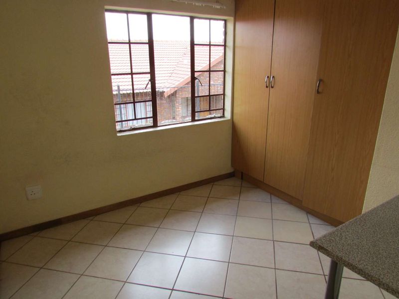 2 BEDROOM UNIT TO RENT IN PHILIP NEL PARK - Photo 9