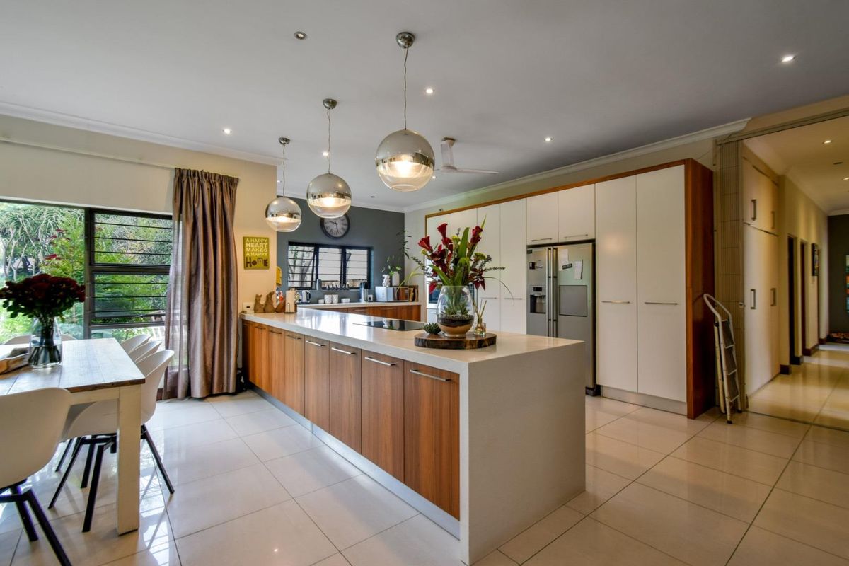 MASTERPIECE FAMILY HOME IN OLD FAERIE GLEN - Photo 5