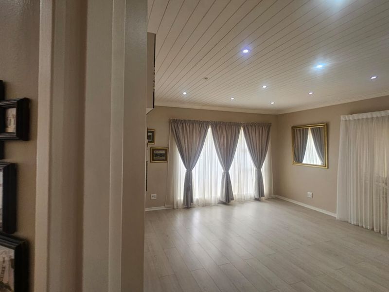 Charming family home in Hartenbos, Garden Route - Photo 8