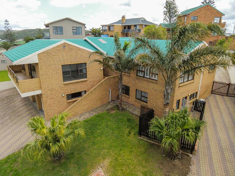 Beach living: 7 Bedroom, easy upkeep home - Photo 2