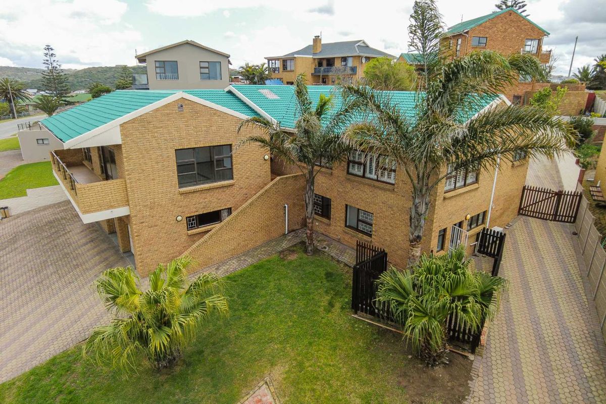 Beach living: 7 Bedroom, easy upkeep home - Photo 2