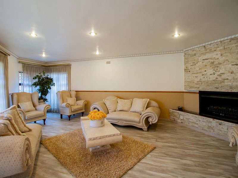 Charming 4-Bedroom Home in a Boomed Area with Sparkling Pool & Modern Kitchen - Photo 4