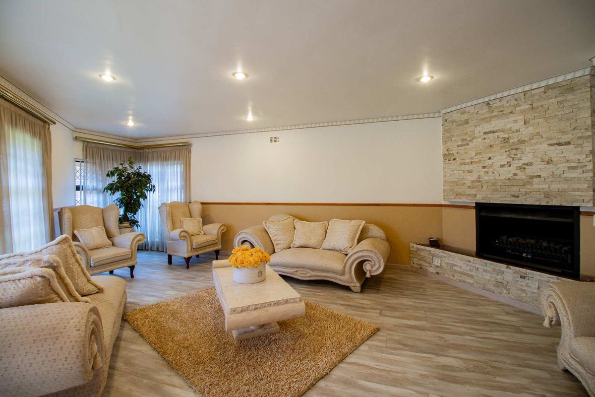 Charming 4-Bedroom Home in a Boomed Area with Sparkling Pool & Modern Kitchen - Photo 4