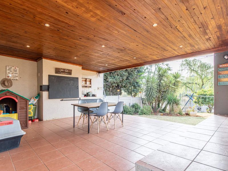 Spacious Family Home in Weltevreden Park - Photo 4