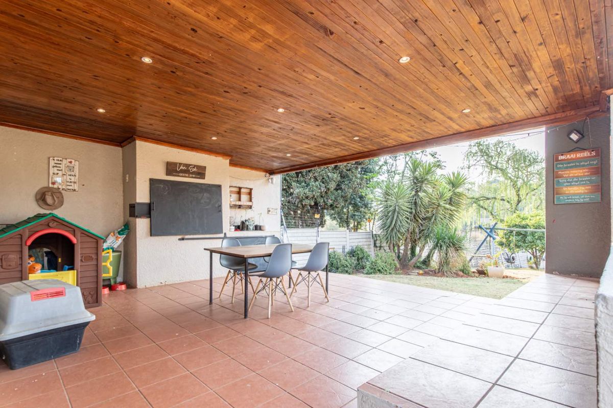 Spacious Family Home in Weltevreden Park - Photo 4