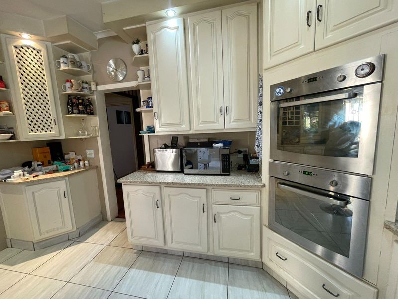 Family home with large garden - Photo 10