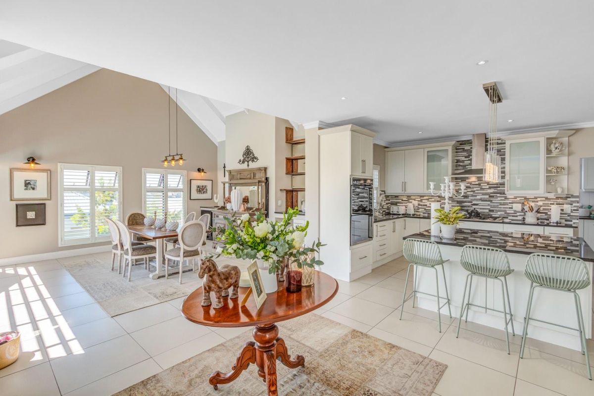 Estate Living with Outeniqua Mountain Views - Photo 3