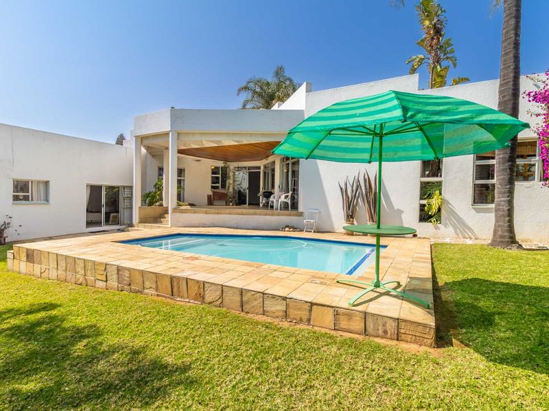 Delightful 3 Bed Family Home within walking distance to St Stithians College - Photo 9