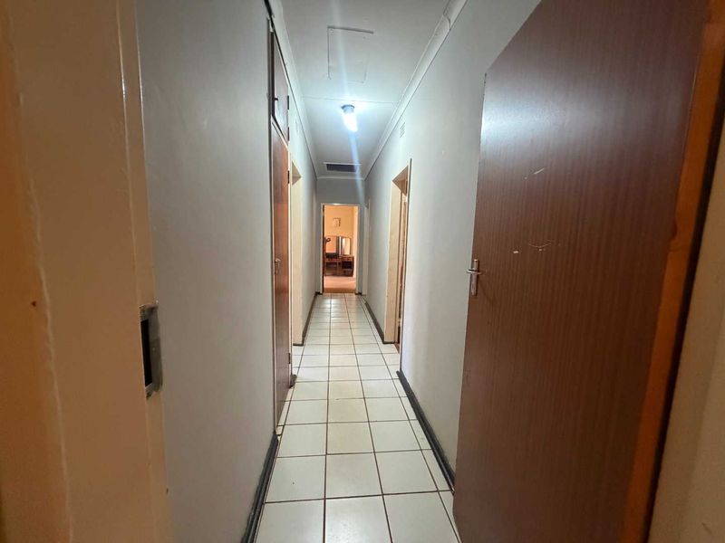Renovator's Dream on a Generous 1,496m2 Stand – Endless Potential Awaits - Photo 10