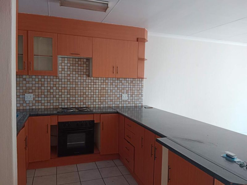 Spacious Two-Bedroom Two-Bathroom simplex To Let - Photo 8