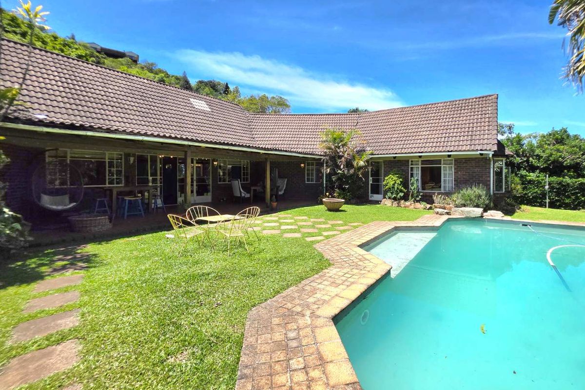 Expansive 4 Bed Home Plus 2 Flatlets, set in Parklike Gardens. - Photo 2