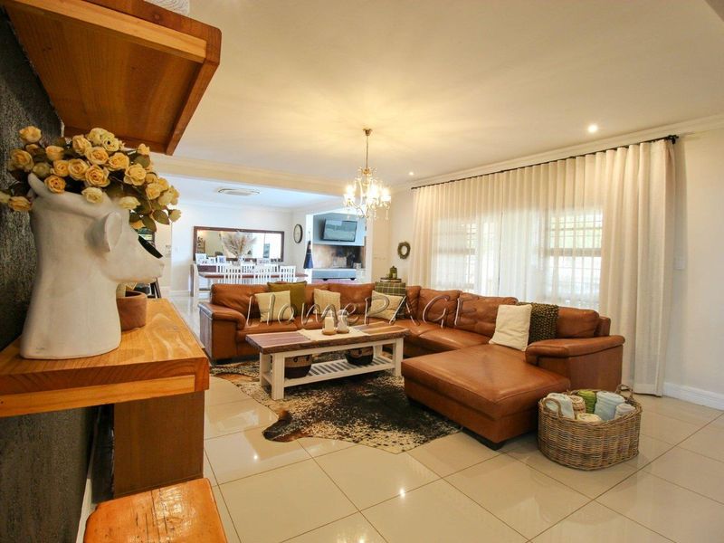 Otjiwarongo:  STUNNING, MODERN 4 BEDR HOME WITH FLAT is for sale - Photo 7