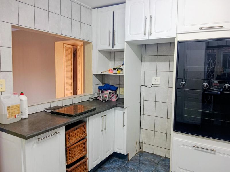 3 Bedroom Two Bathroom Townhouse To Let - Photo 9