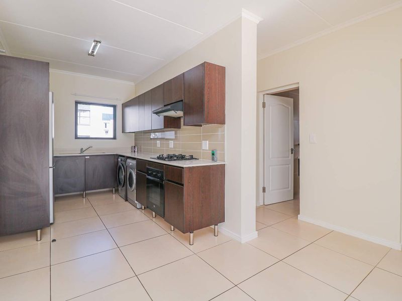 3 Bedroom, 2 bathroom unit in popular De Velde - pet friendly - Photo 3