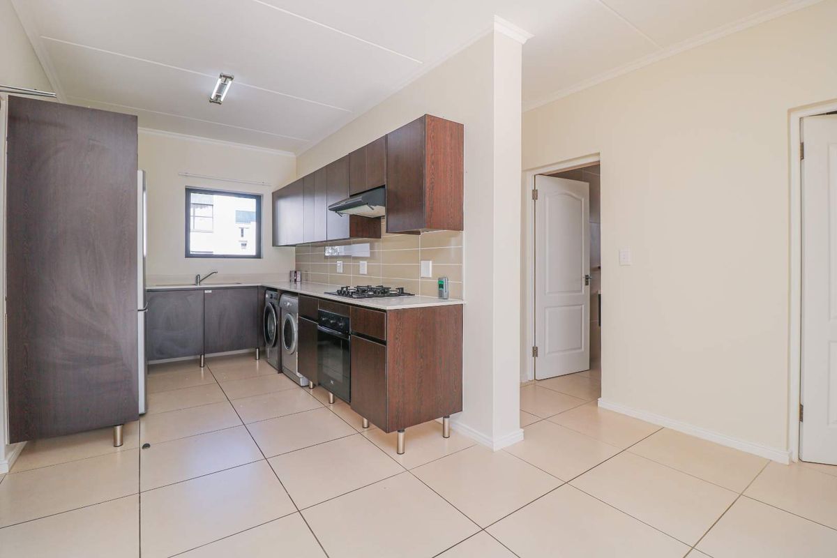 3 Bedroom, 2 bathroom unit in popular De Velde - pet friendly - Photo 3