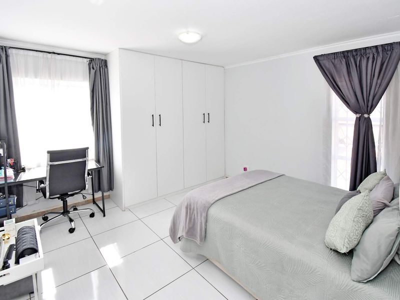 Light-Filled Living with Peaceful Green Views in a Secure Estate - Photo 8