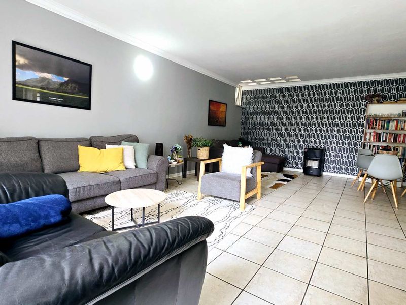 HIDDEN GEM 3 BEDROOM DUPLEX IN WATERKLOOF GLEN - Photo 8