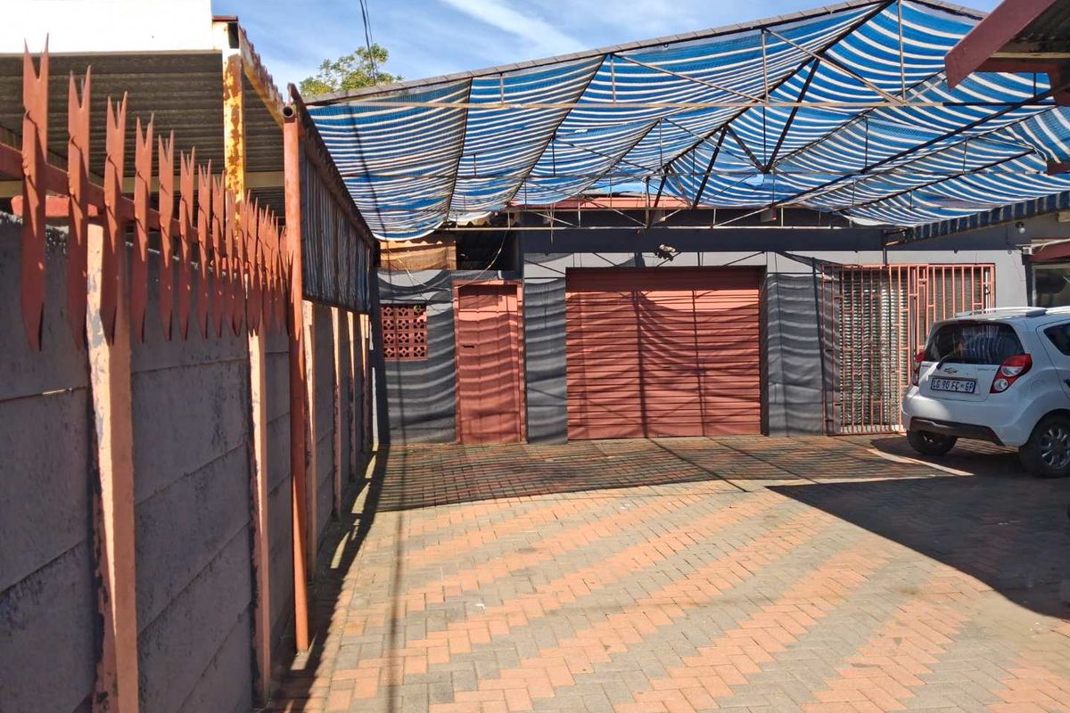 4 Bedroom House For Sale in Vanderbijlpark CE2 - Photo 3