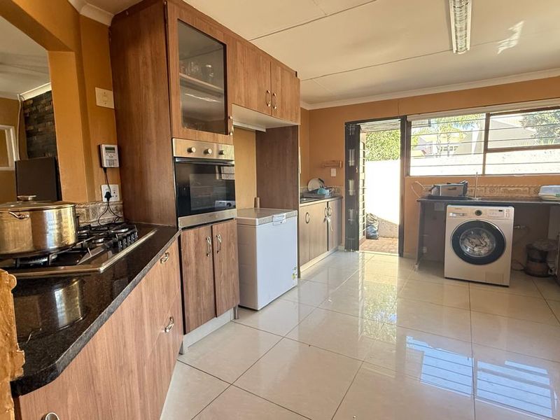 Lovely Home in Quiet and Secure Estate - Photo 6