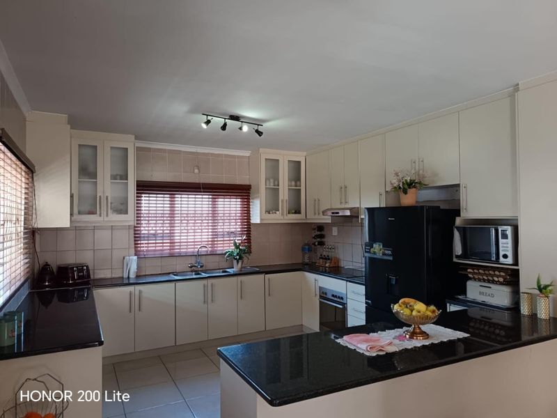 Spacious Freestanding Villa in Prime Montclair Location! NO LEVIES - Photo 3