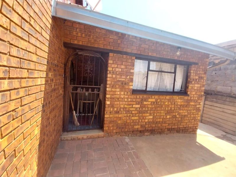 4 Bedroom House Ready To Welcome You In Maokeng Tembisa Ext 1 - Photo 10