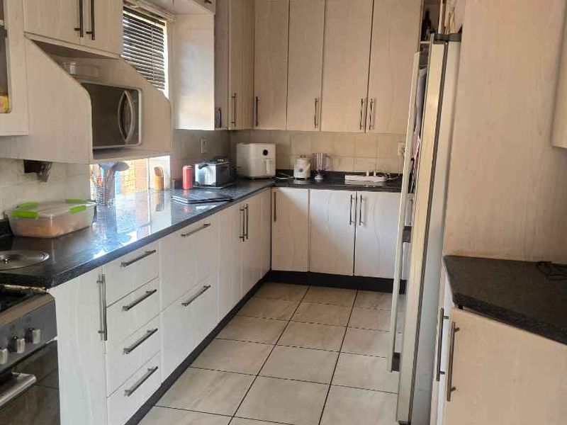 Family home in South Hills - Photo 6