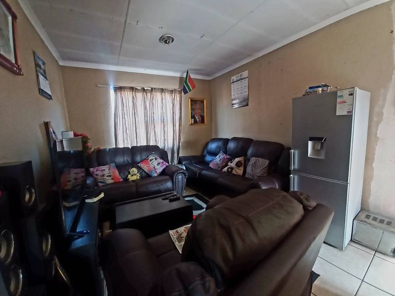 A 2 BEDROOM APARTMENT - Photo 2