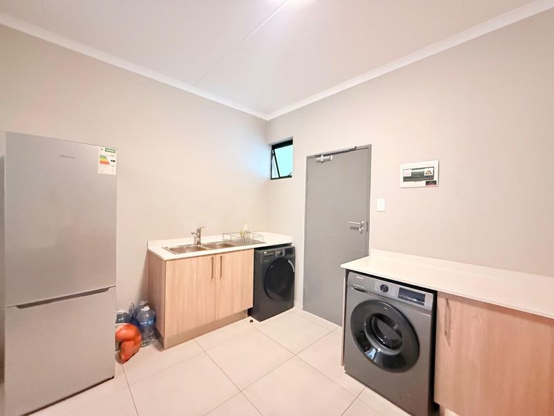 Chic 2-Bedroom Gem in Prime Spot - Photo 5