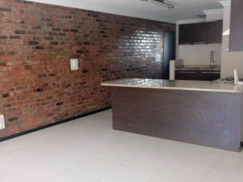 Stylish 2 Bedroom, 2 Bathroom Apartment with Balcony - Photo 2