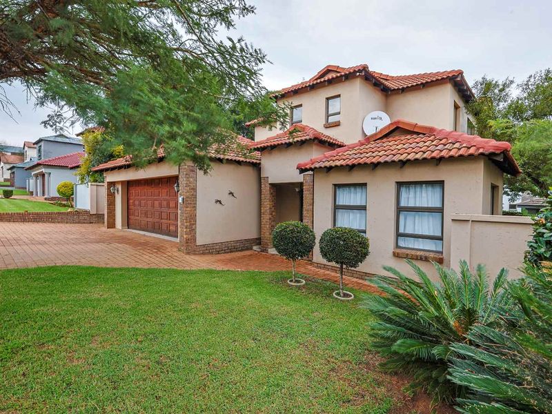 Elegant 4-Bedroom Family Home in Secure Heron Hill Garden Estate - Photo 10