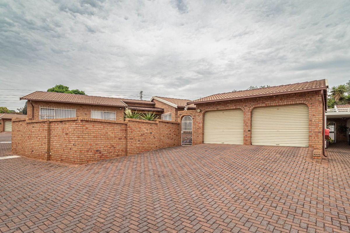 To Let in Helderkruin - Secure Complex - Photo 2