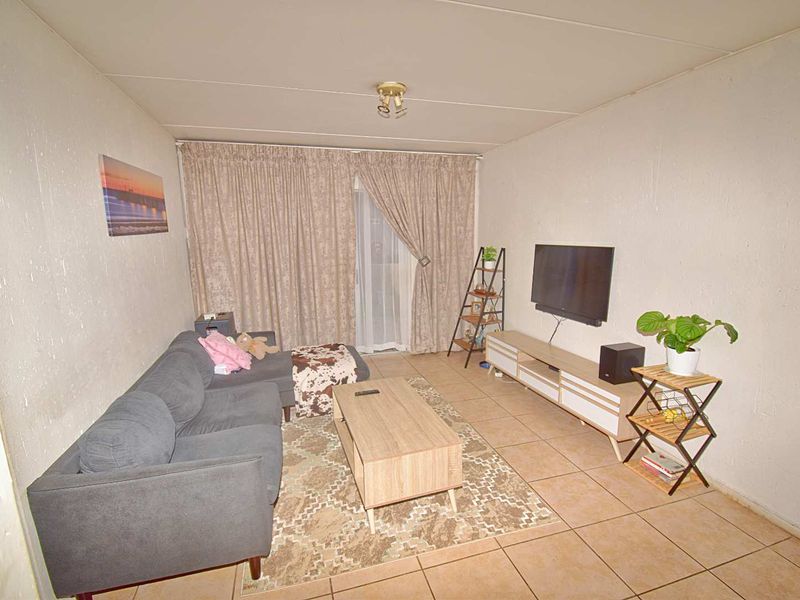 Charming 2-Bedroom Ground Floor in Klippoortje - Photo 3