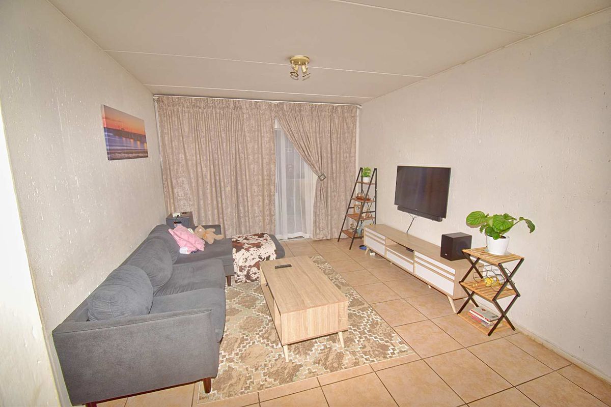 Charming 2-Bedroom Ground Floor in Klippoortje - Photo 3