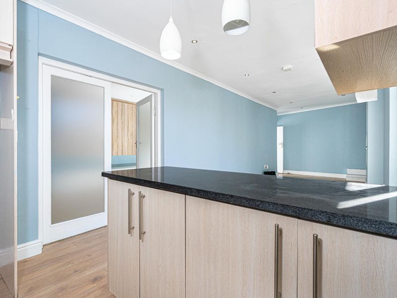 Spacious 360m2 Home in Prime Claremont – Ideal Family Living with Secure, Modern Comfort - Photo 5