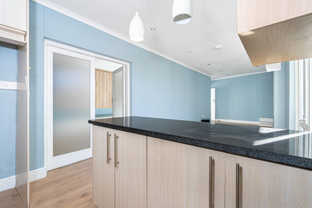 Spacious 360m2 Home in Prime Claremont – Ideal Family Living with Secure, Modern Comfort - Photo 5