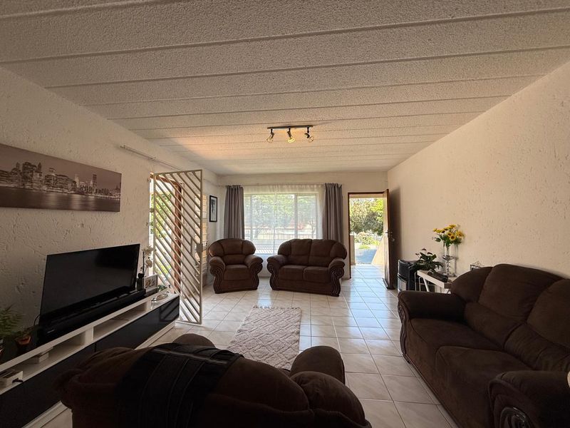 Charming 2-Bedroom Apartment in Sandown - Sole Mandate - Photo 2