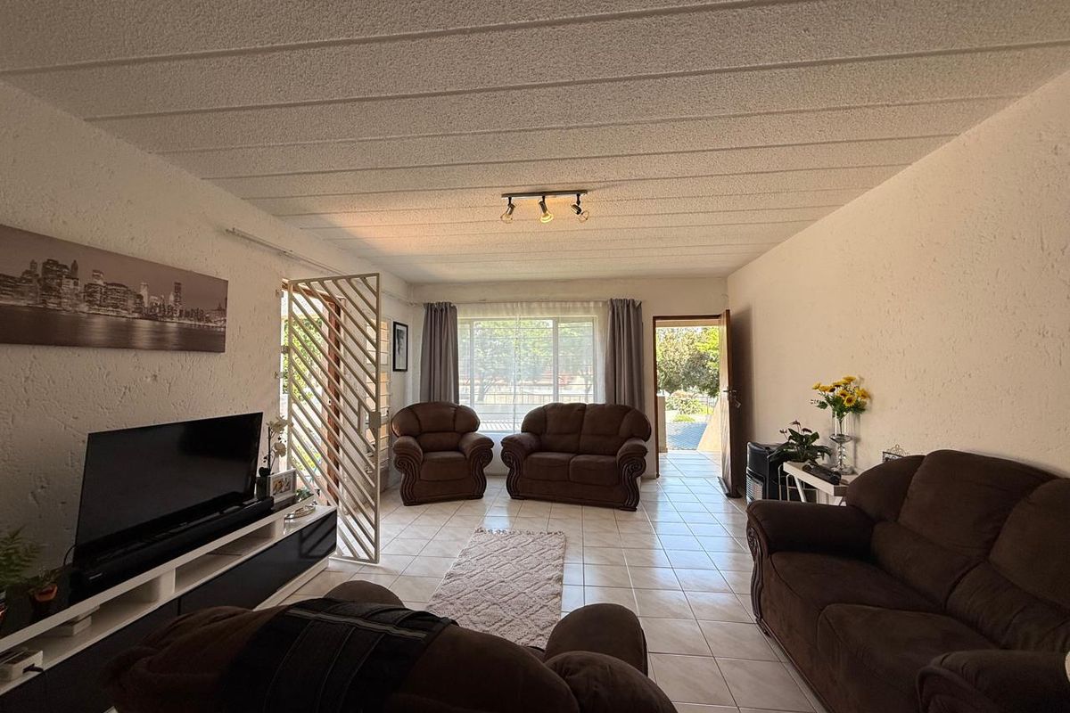 Charming 2-Bedroom Apartment in Sandown - Sole Mandate - Photo 2