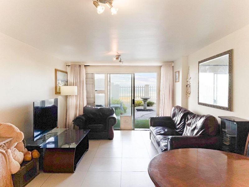 Rare garden apartment on Blouberg beachfront – unbeatable position. - Photo 7