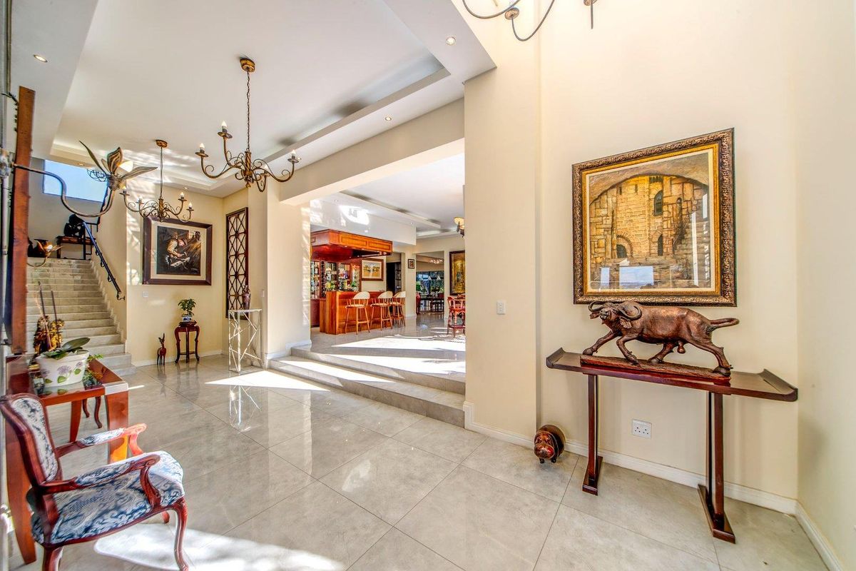 Multi-storey luxurious home in great location - Photo 5