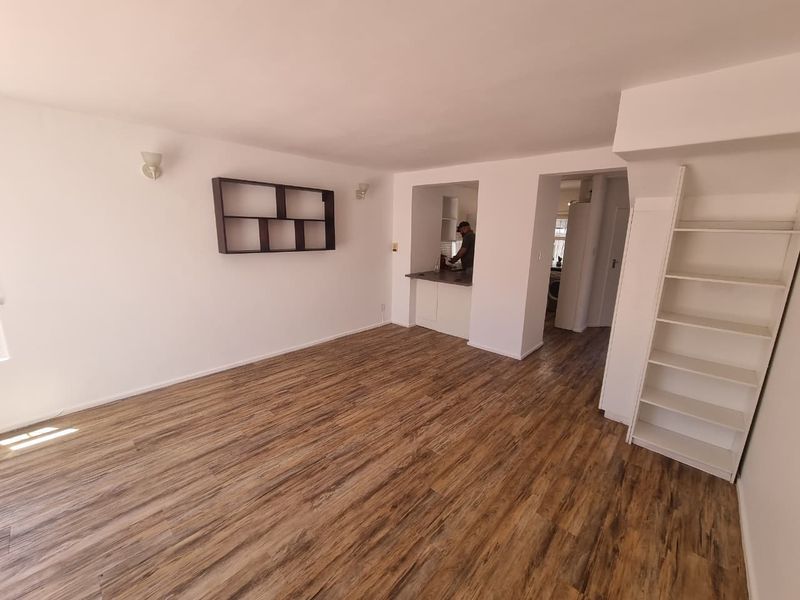 Semi-furnished Two-Bedroom Townhouse with Courtyard and Garage in Sought-After Claremont Upper! - Photo 5