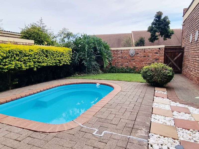 PERFECT FAMILY HOME WITH SPLASH POOL - Photo 6