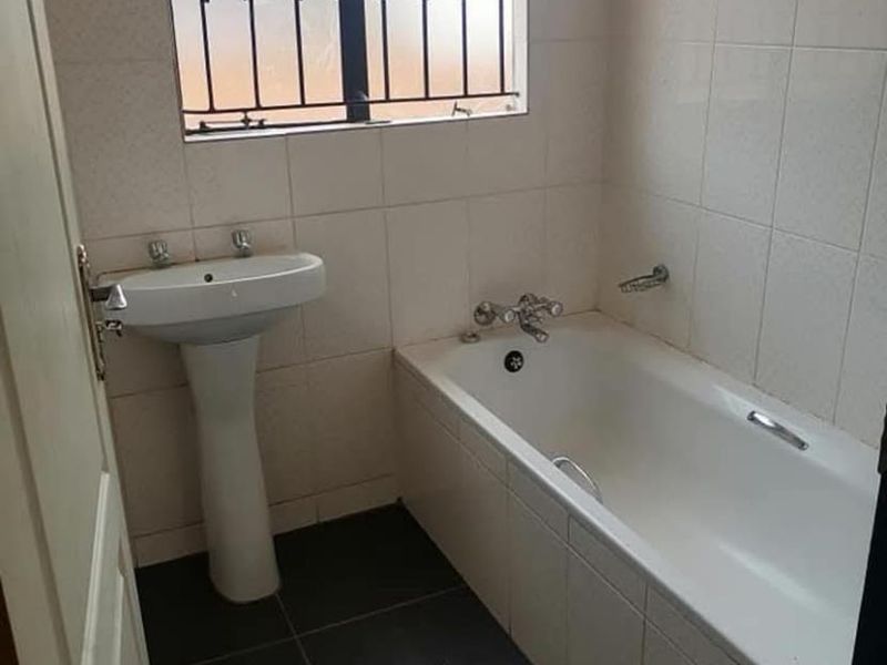 3 bedrooms house to rent in Soshanguve VV - Photo 10
