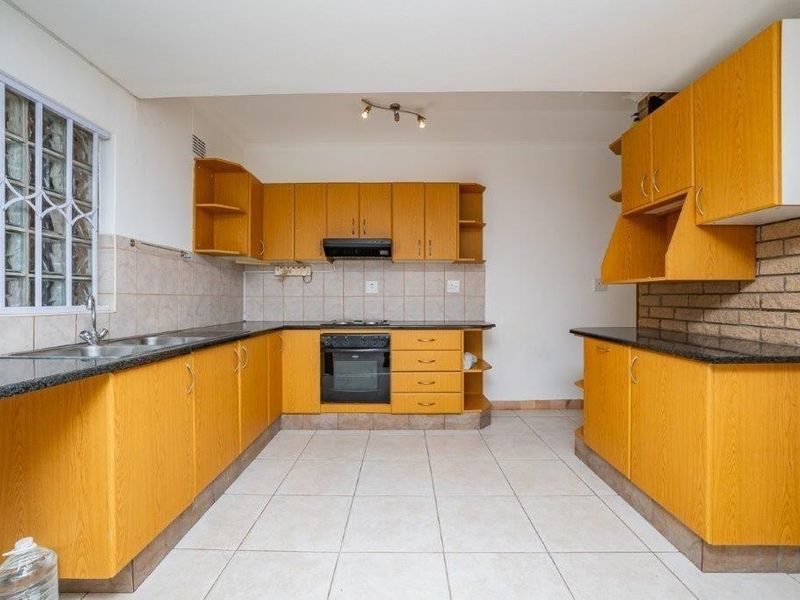 4 Bed simplex in Westville.....no levies R1,750,000 neg. - Photo 8