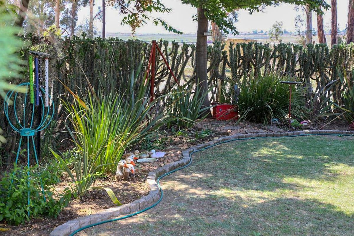 Charming and Versatile 3-Bedroom Home in Villiers - Photo 2
