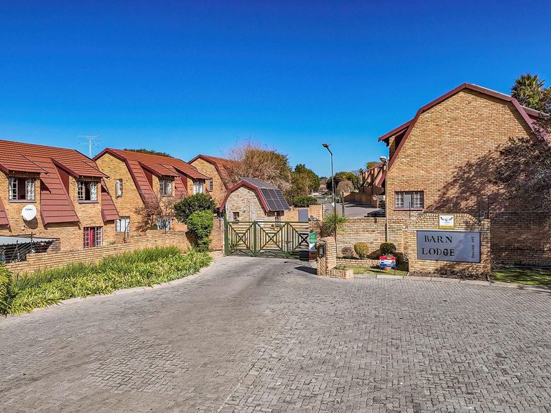 Beautifully Appointed 3-Bedroom Townhouse in Barn Lodge, Boskruin - Photo 2