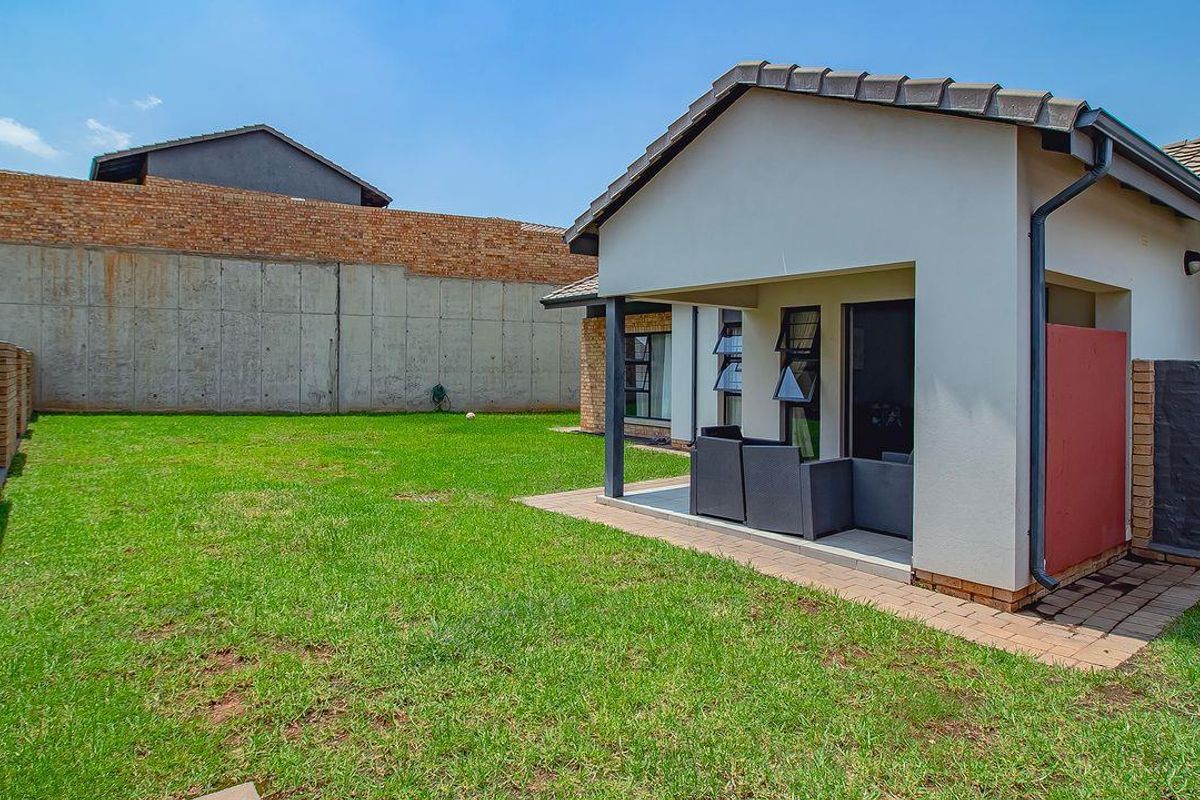 Family home in the Maddison - Photo 4