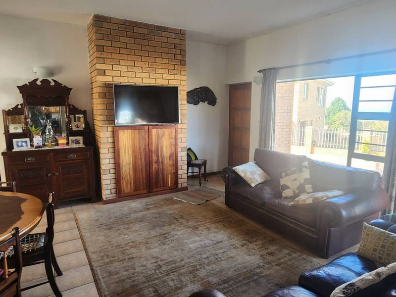 HOME OF DISTINCTION IN SMALL COMPLEX WITH SEA VIEWS - Photo 7